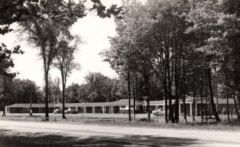 Crestwood Motel - Vintage Postcard